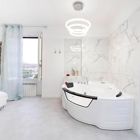 White Panoramic Jacuzzi Suite Trastevere - Top Collection Рим Екстер'єр фото