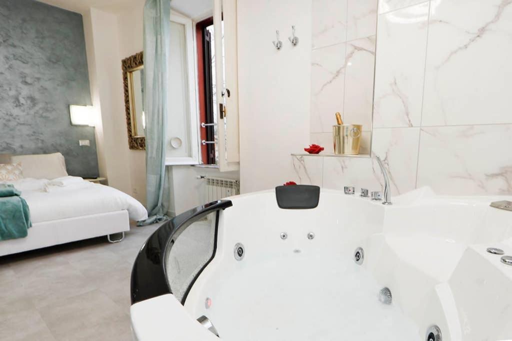 White Panoramic Jacuzzi Suite Trastevere - Top Collection Рим Екстер'єр фото