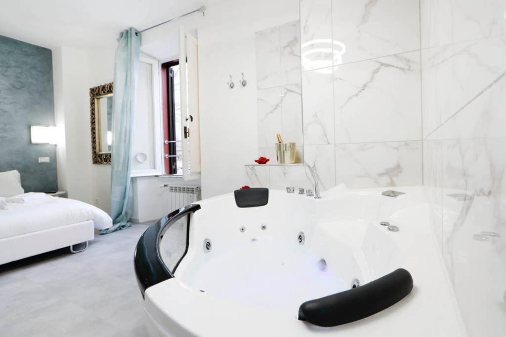 White Panoramic Jacuzzi Suite Trastevere - Top Collection Рим Екстер'єр фото