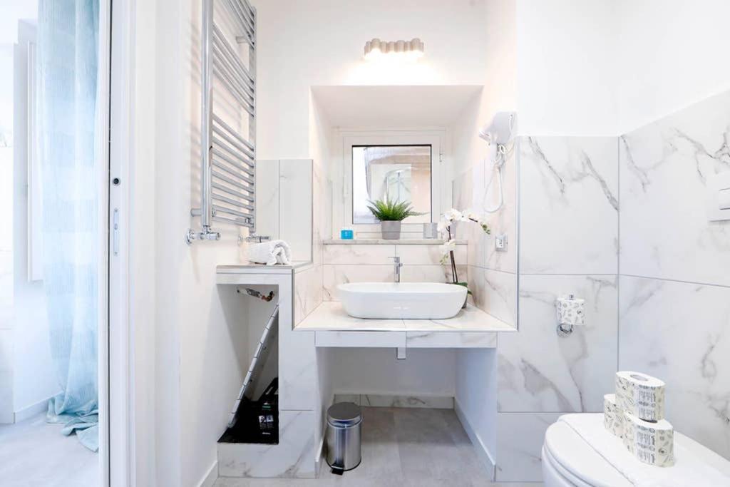 White Panoramic Jacuzzi Suite Trastevere - Top Collection Рим Екстер'єр фото