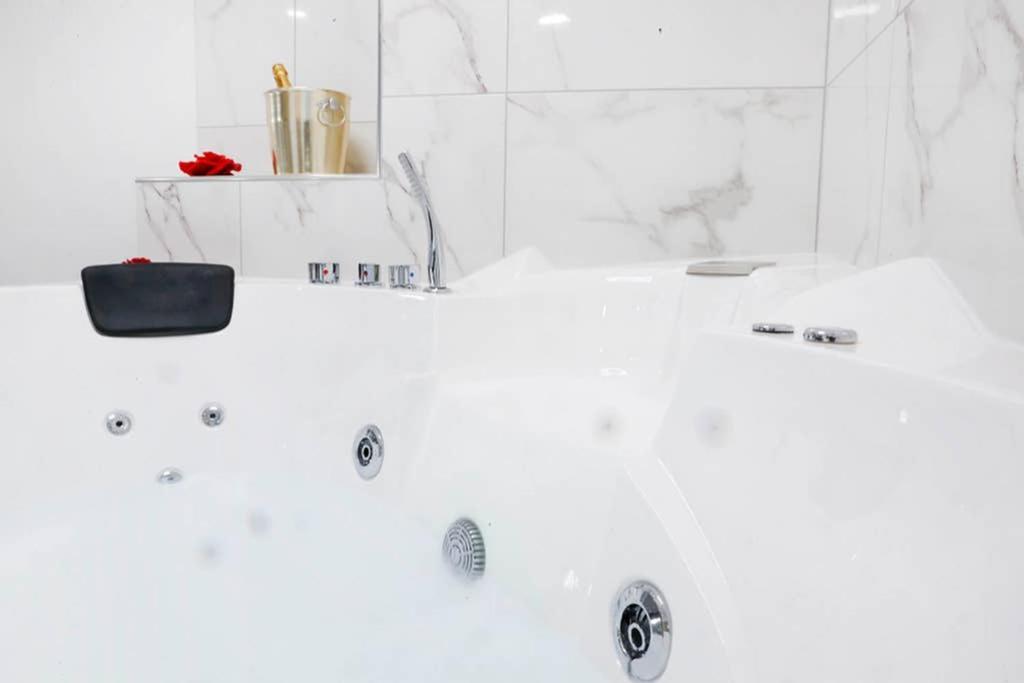 White Panoramic Jacuzzi Suite Trastevere - Top Collection Рим Екстер'єр фото