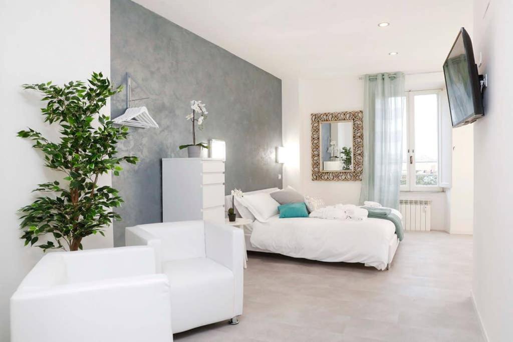 White Panoramic Jacuzzi Suite Trastevere - Top Collection Рим Екстер'єр фото